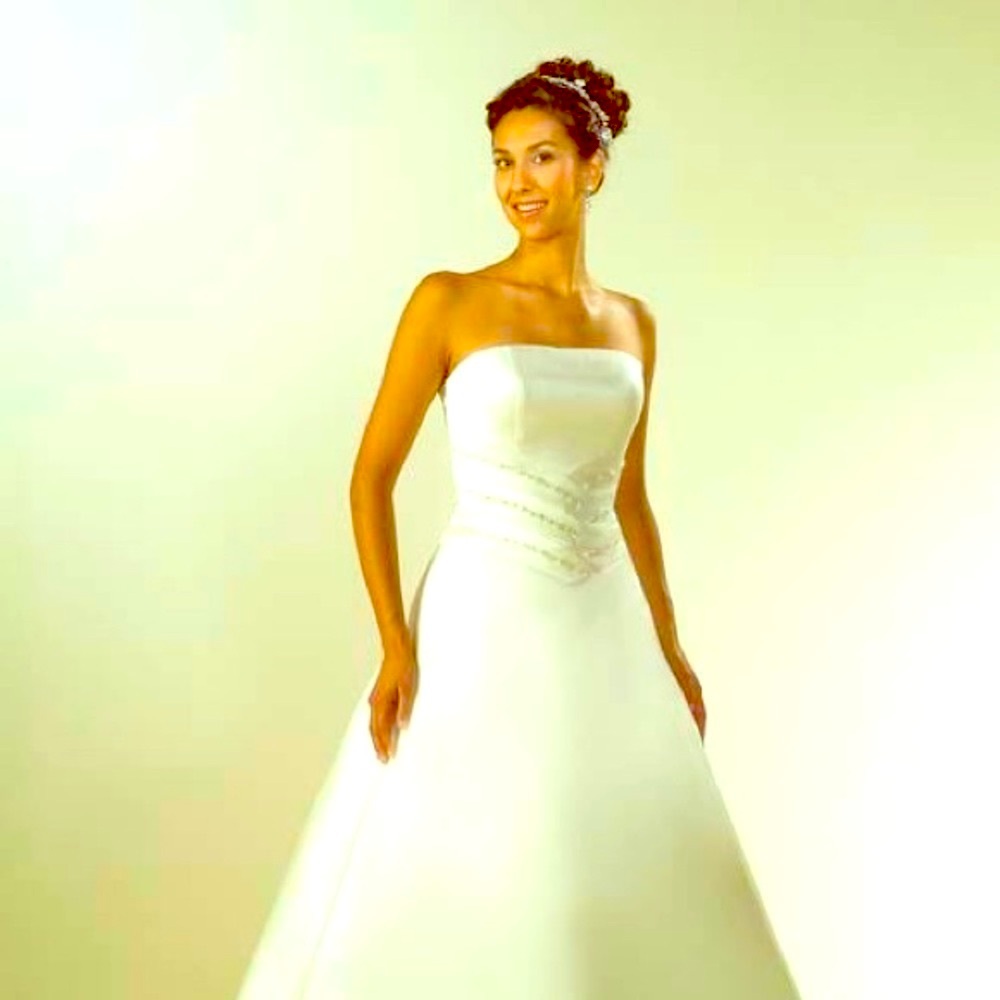Wedding dress, size 10, NEW.!! 
Ivory color, chapel train. Satin fabric